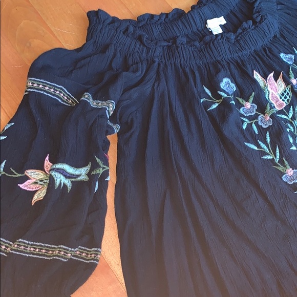 SOLD American Eagle Off-the-shoulder Top - Picture 2 of 5